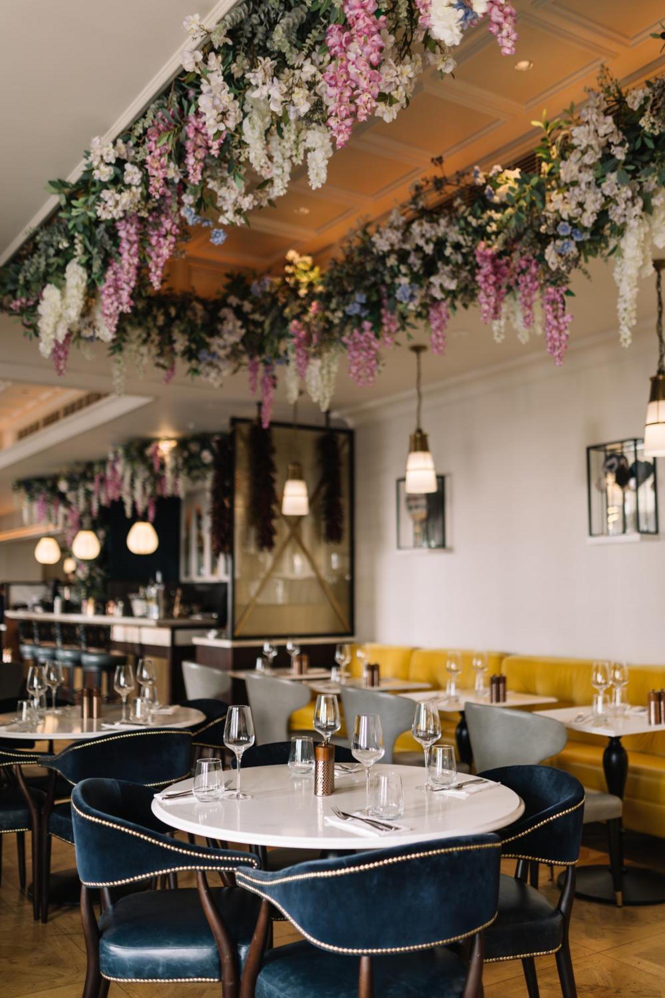 100 Queen'S Gate Hotel London, Curio Collection By Hilton Экстерьер фото Interior of the restaurant