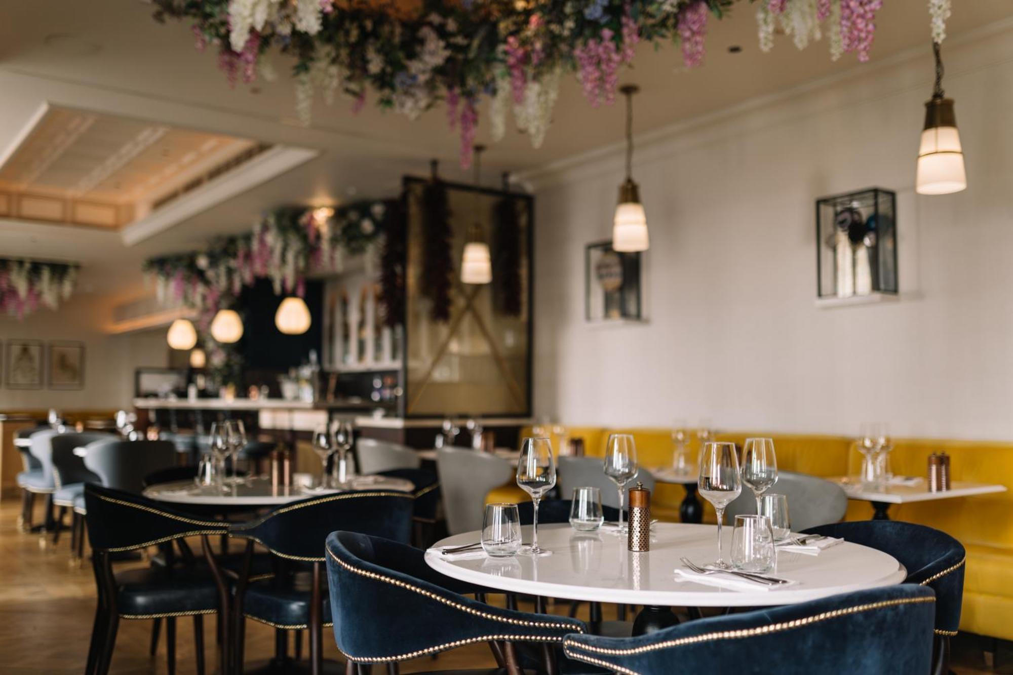 100 Queen'S Gate Hotel London, Curio Collection By Hilton Экстерьер фото Interior of the restaurant