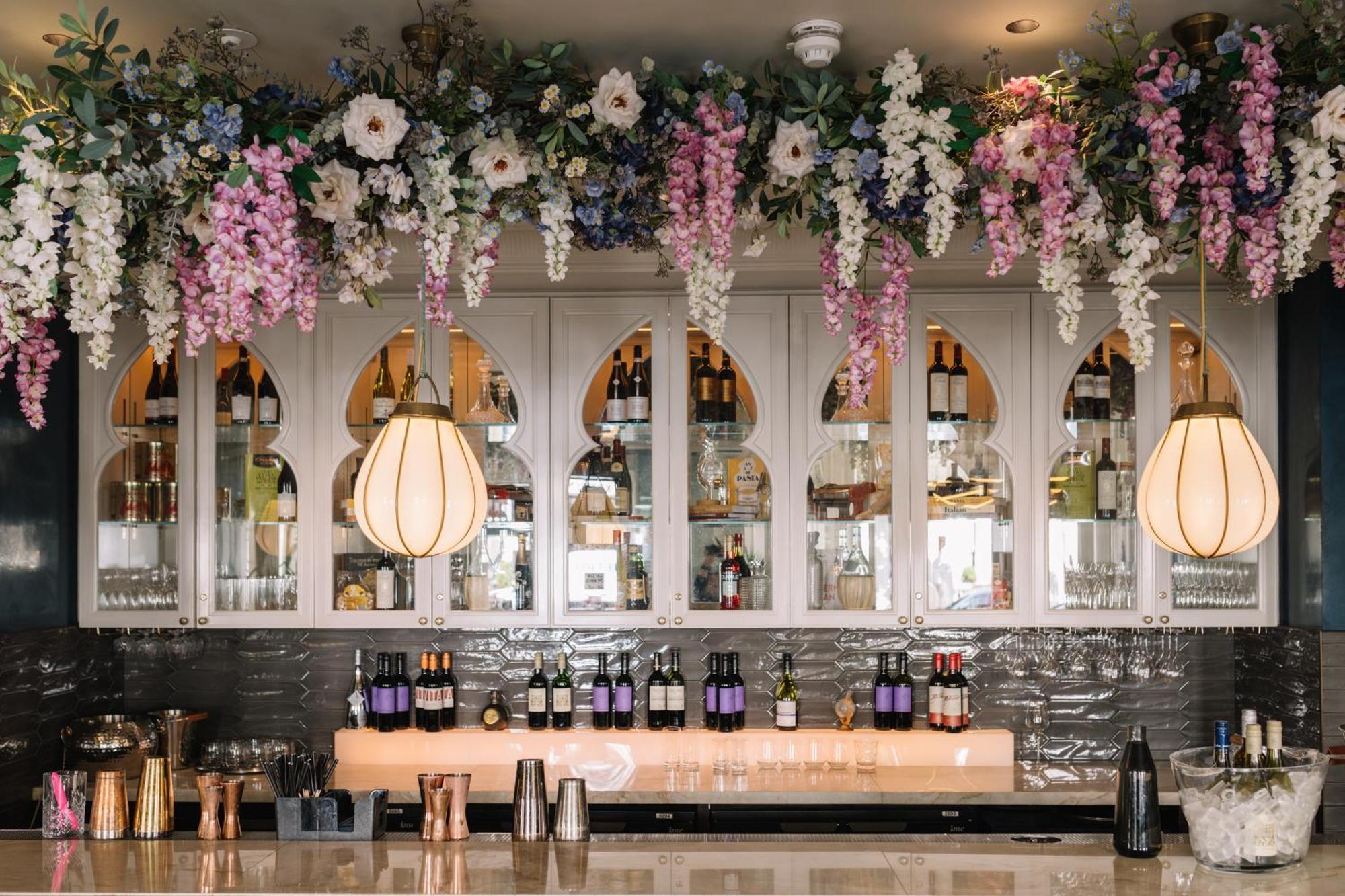 100 Queen'S Gate Hotel London, Curio Collection By Hilton Экстерьер фото The bar at the Ivy Temple Row