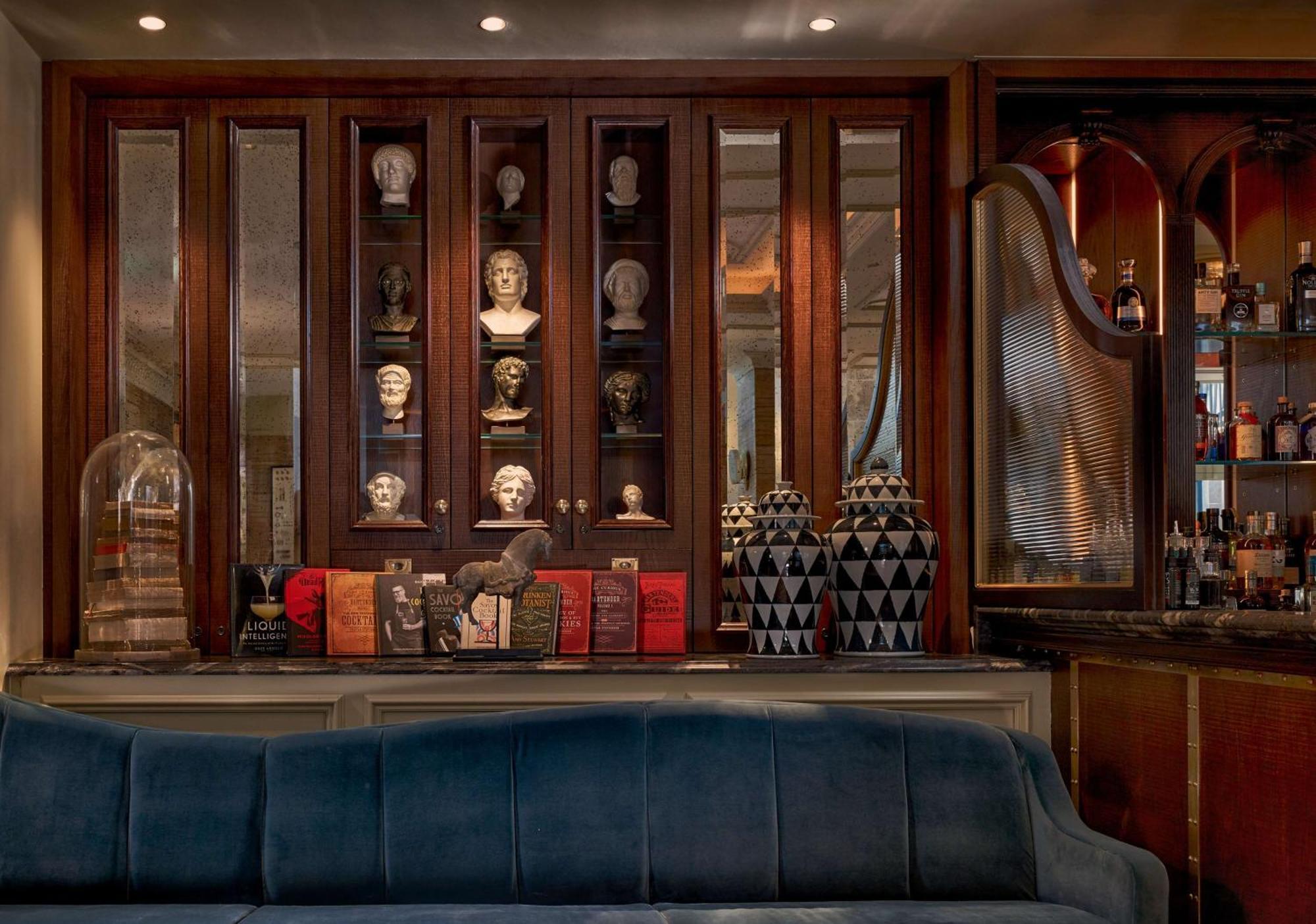 100 Queen'S Gate Hotel London, Curio Collection By Hilton Удобства фото The bar at the London Edition