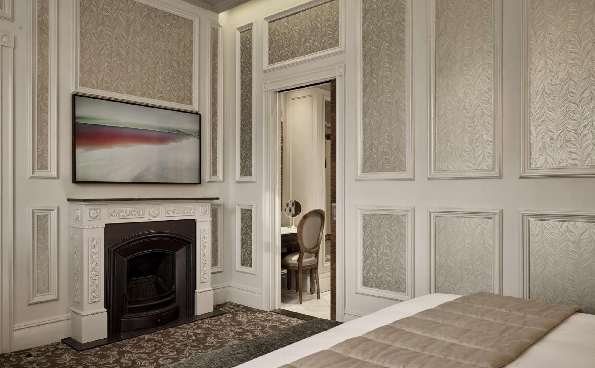 100 Queen'S Gate Hotel London, Curio Collection By Hilton Экстерьер фото A room at the hotel