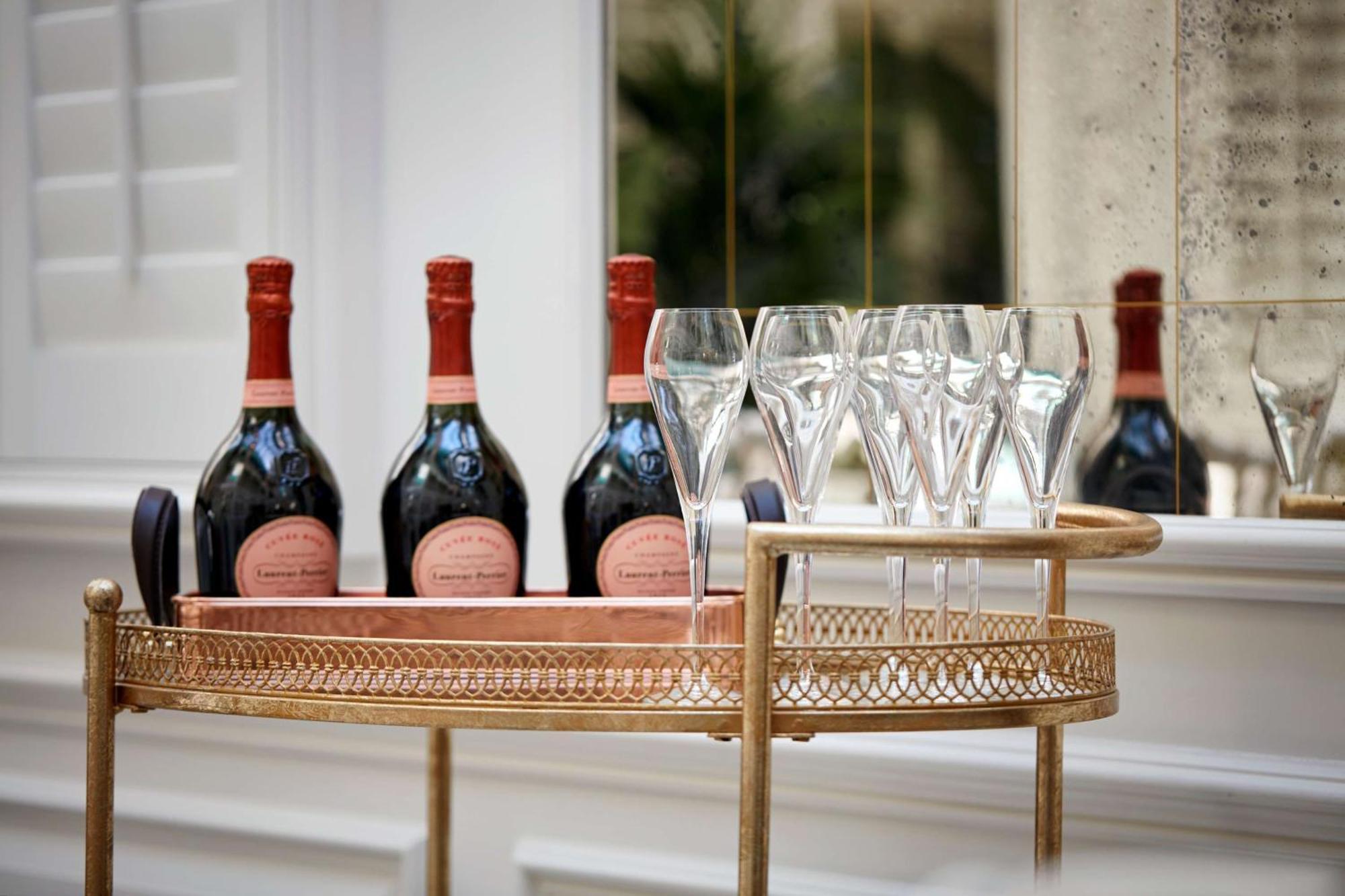 100 Queen'S Gate Hotel London, Curio Collection By Hilton Удобства фото Champagne bottles on a bar cart