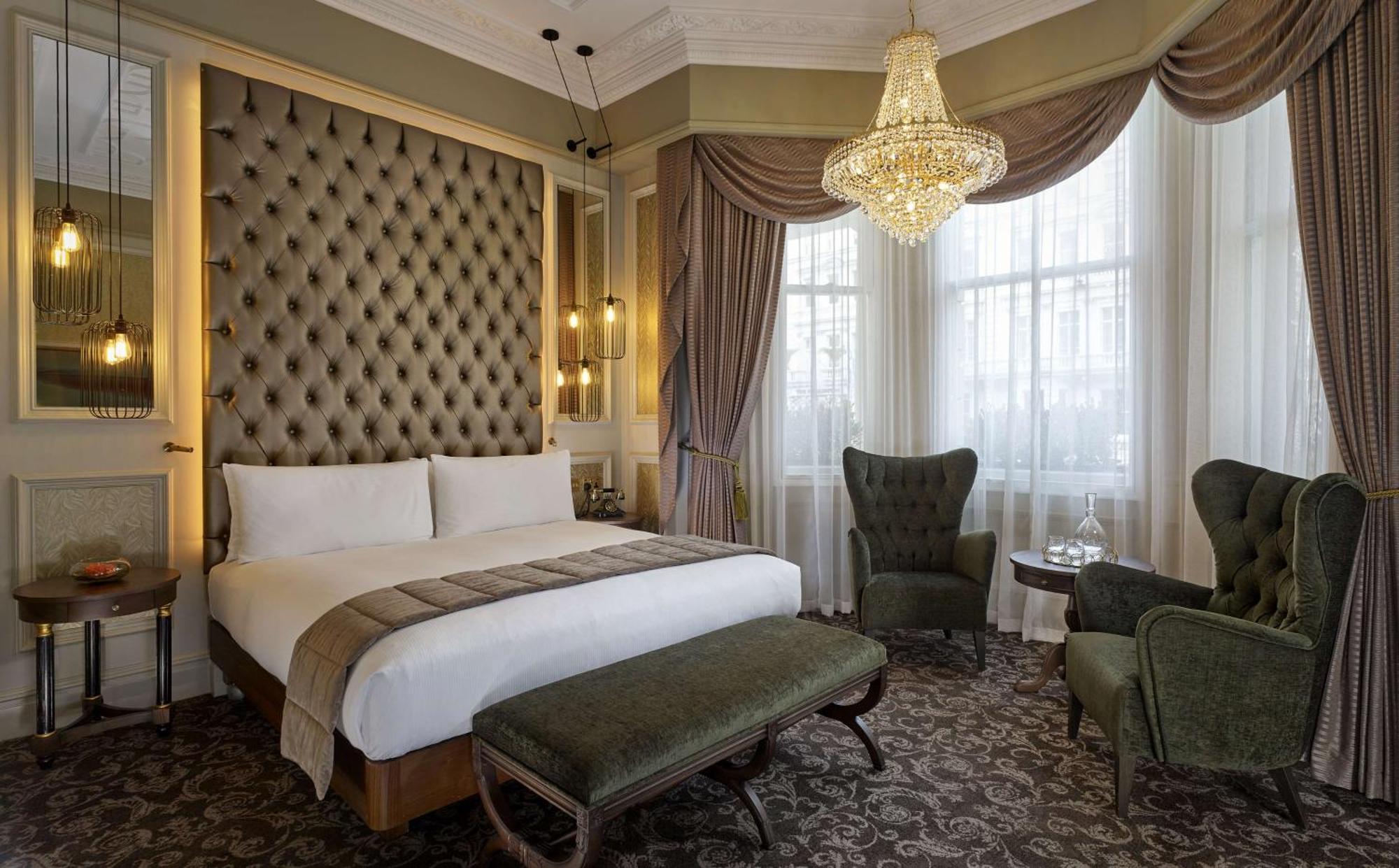 100 Queen'S Gate Hotel London, Curio Collection By Hilton Экстерьер фото A bedroom at the hotel