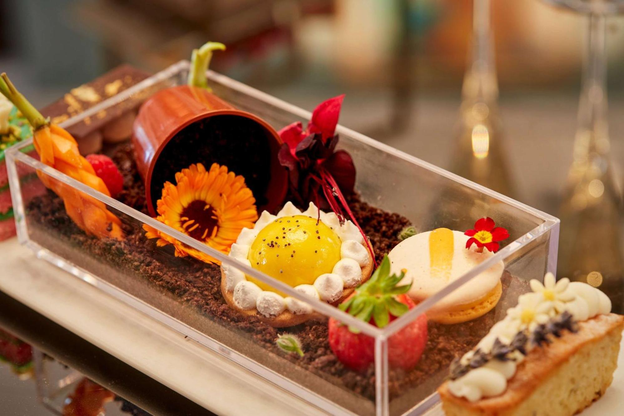 100 Queen'S Gate Hotel London, Curio Collection By Hilton Экстерьер фото A dessert
