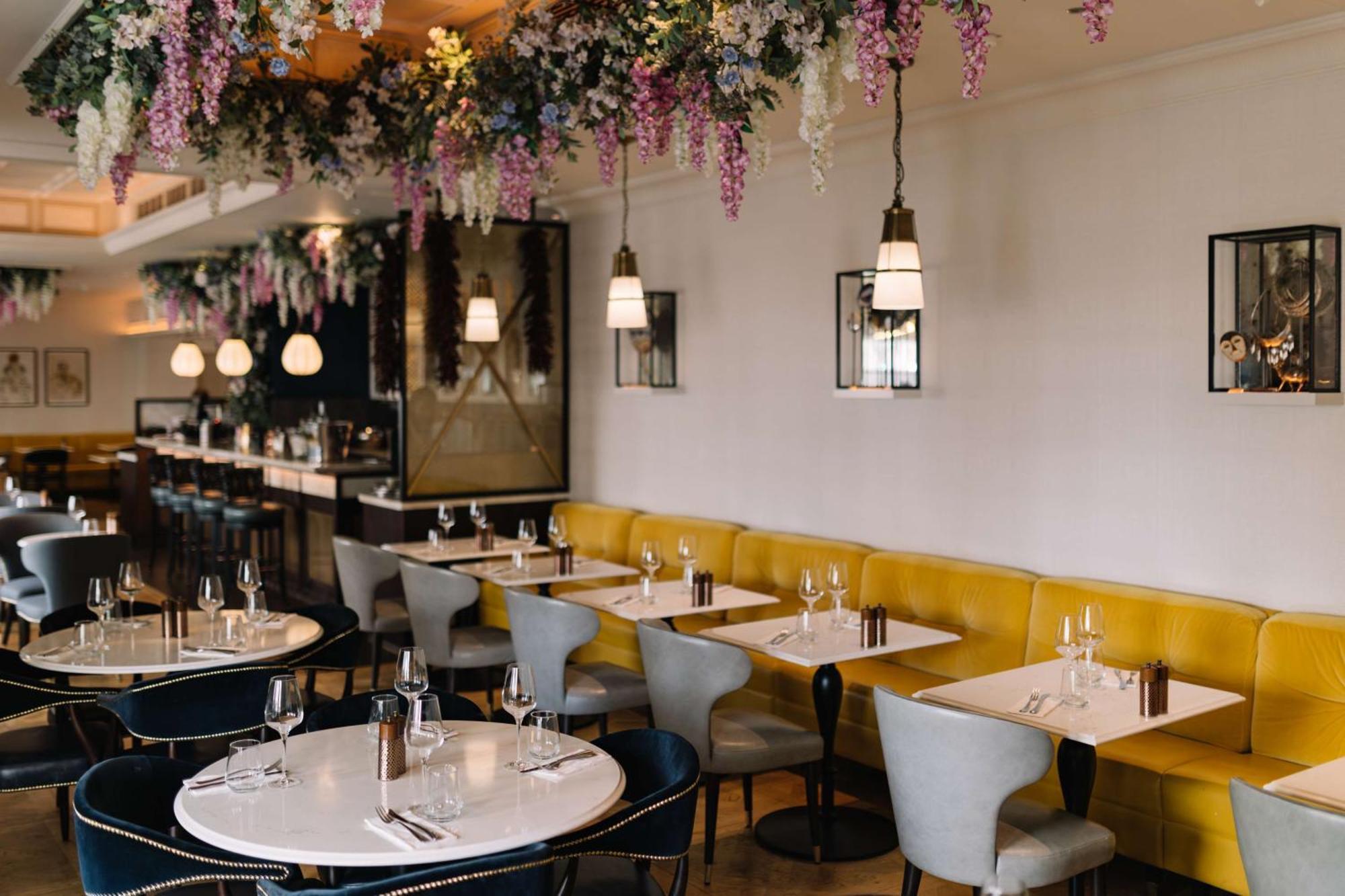 100 Queen'S Gate Hotel London, Curio Collection By Hilton Экстерьер фото Interior of the restaurant