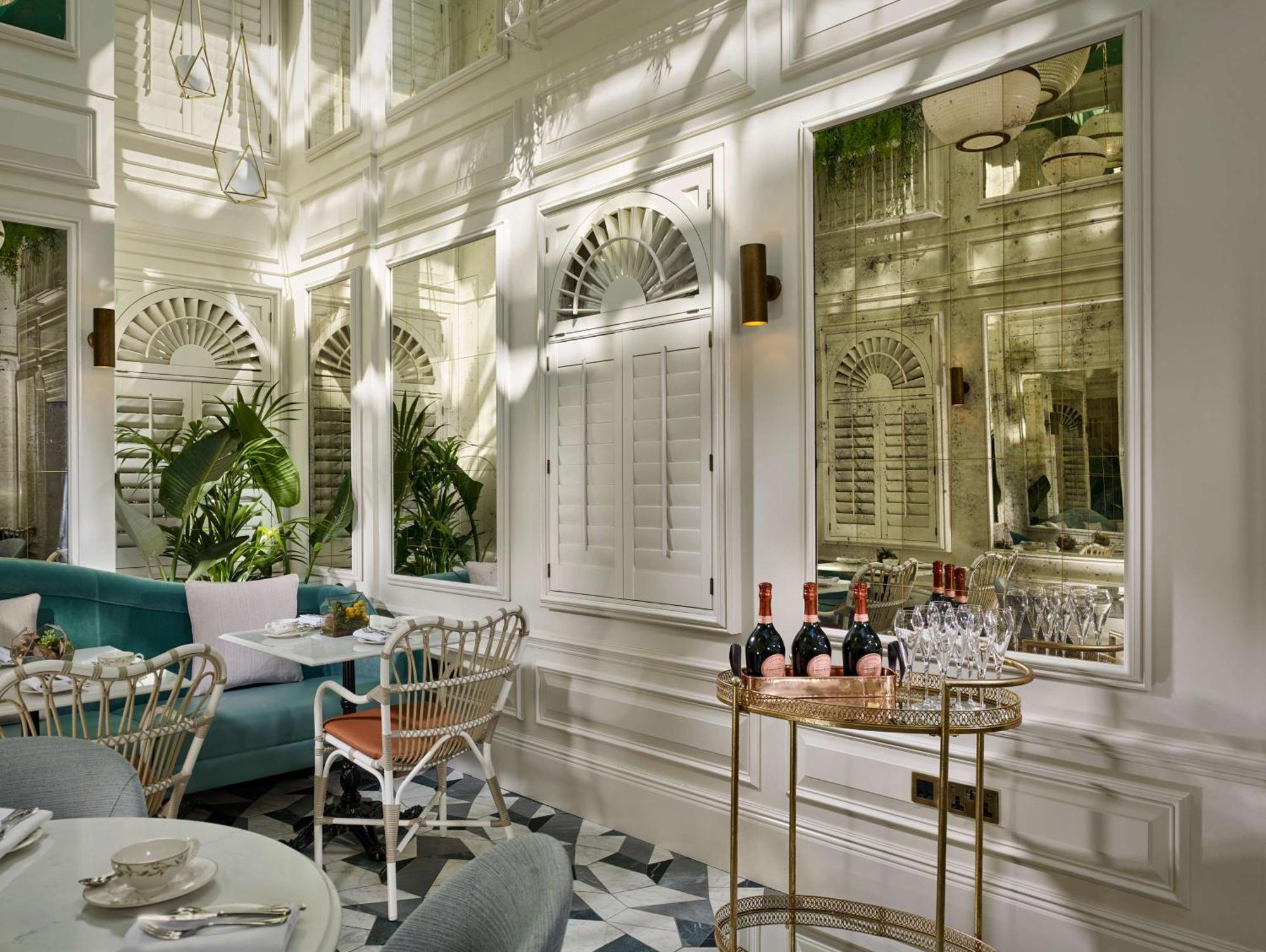 100 Queen'S Gate Hotel London, Curio Collection By Hilton Удобства фото The interior of the restaurant