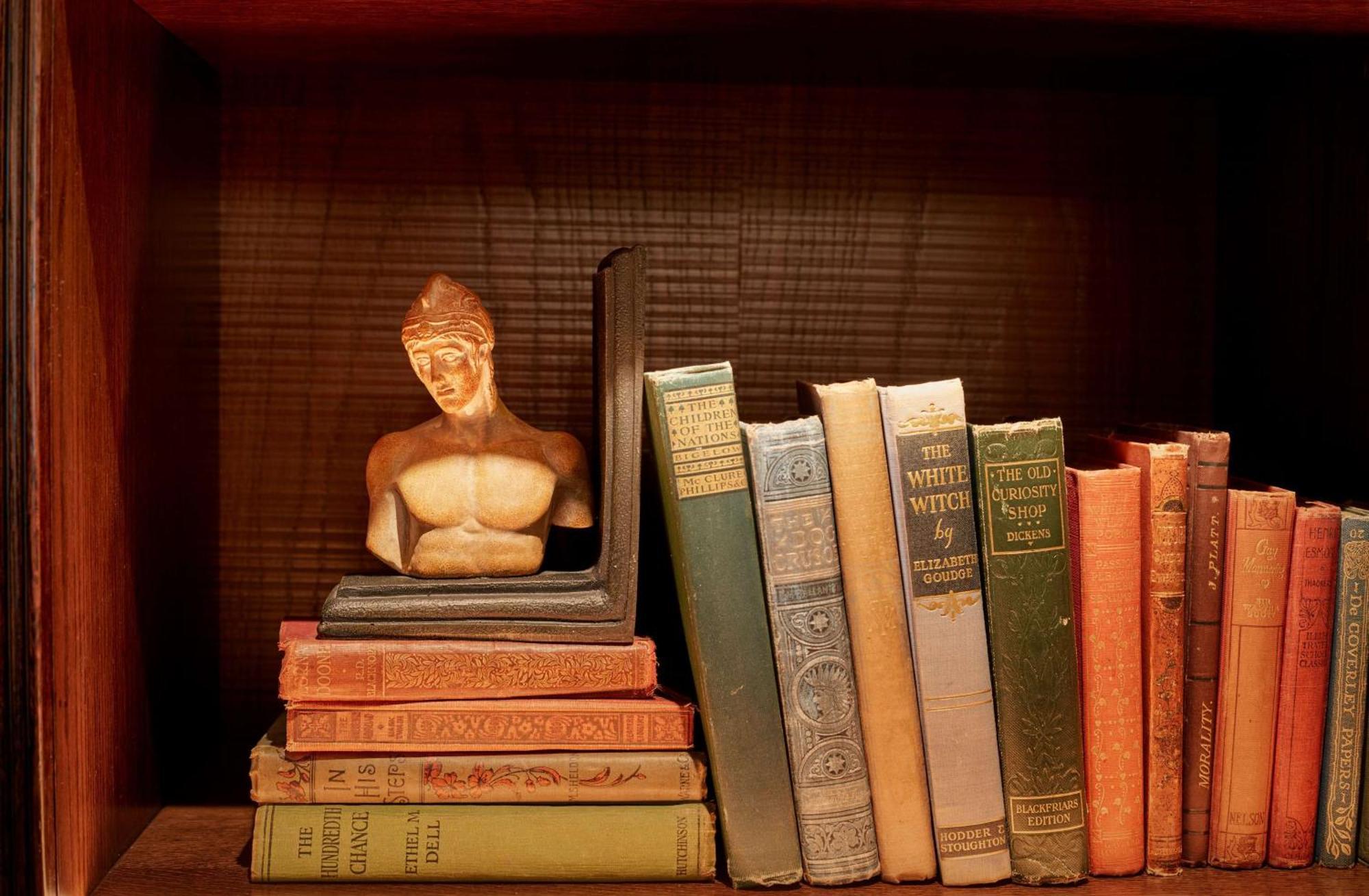 100 Queen'S Gate Hotel London, Curio Collection By Hilton Интерьер фото Books on a bookshelf