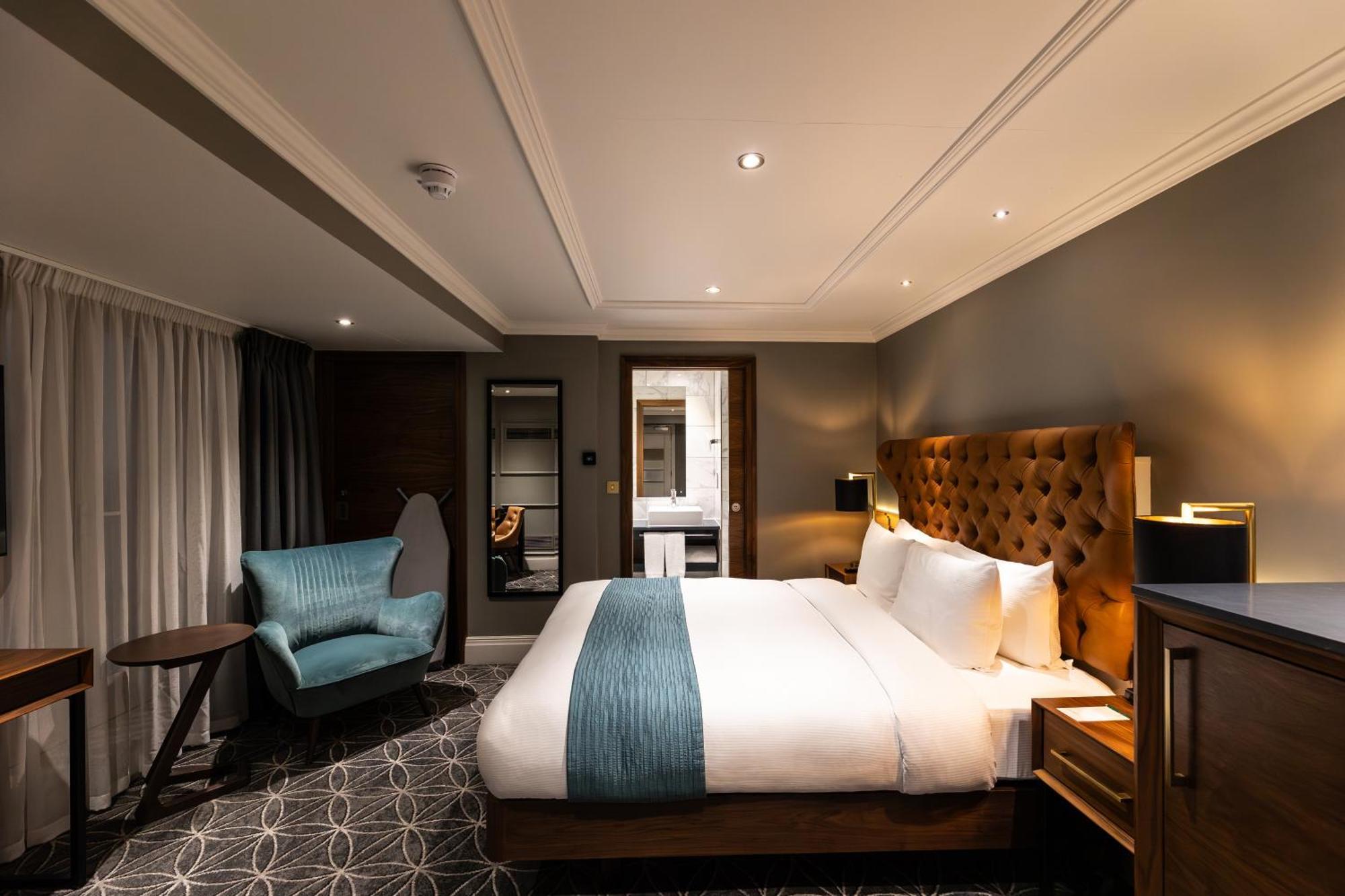 100 Queen'S Gate Hotel London, Curio Collection By Hilton Экстерьер фото A bedroom on board