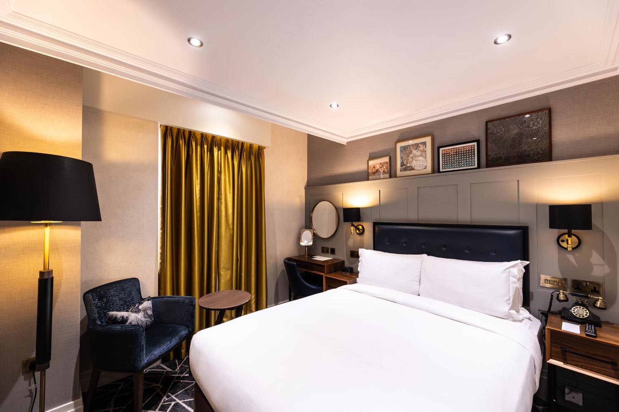 100 Queen'S Gate Hotel London, Curio Collection By Hilton Экстерьер фото A bedroom at the hotel