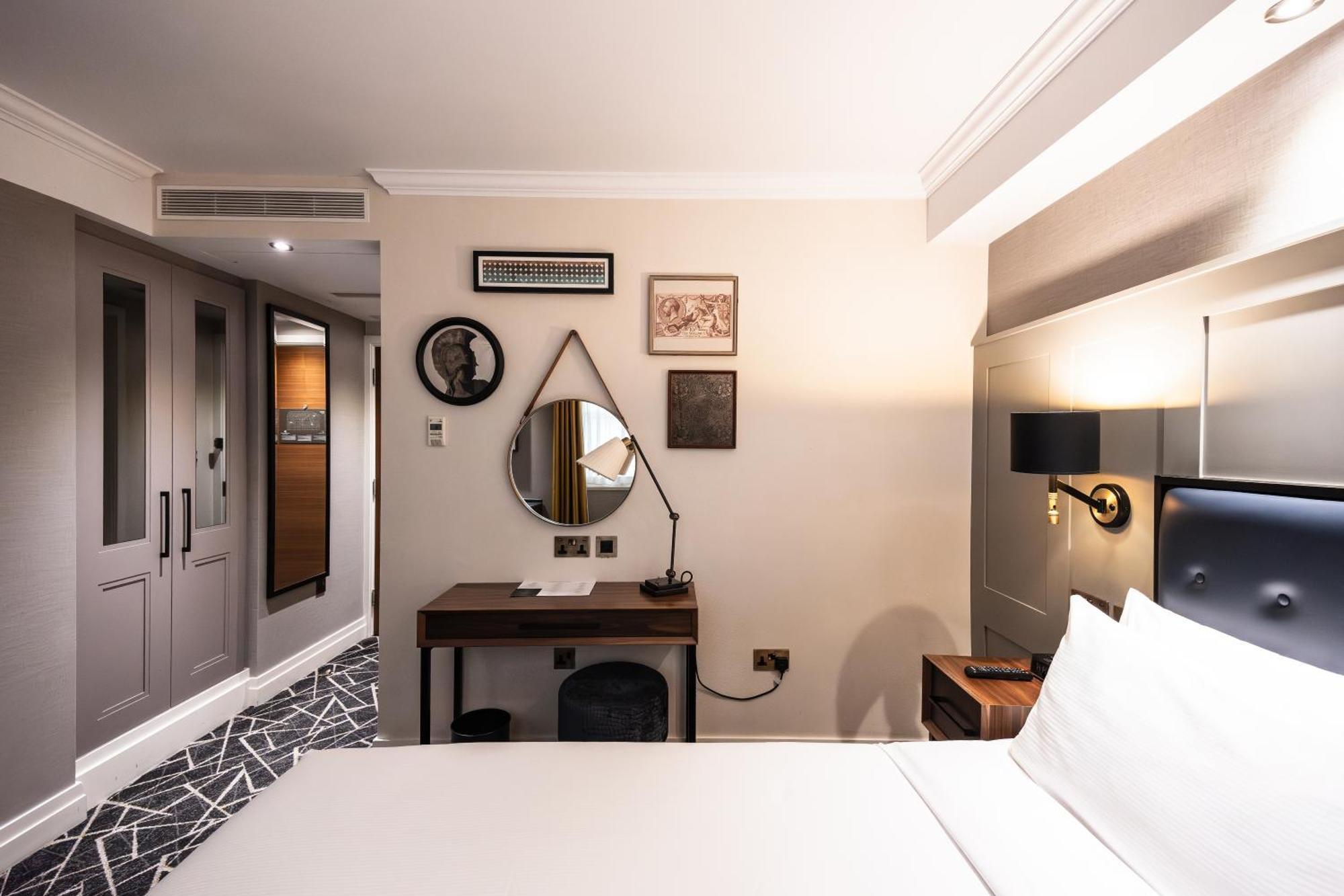 100 Queen'S Gate Hotel London, Curio Collection By Hilton Экстерьер фото A bedroom at the hotel