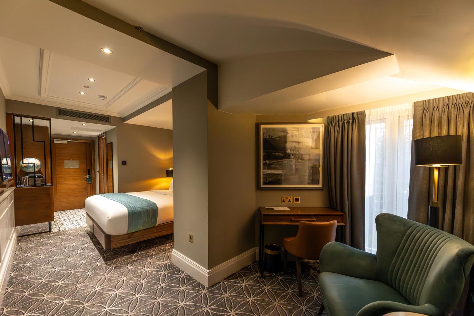 100 Queen'S Gate Hotel London, Curio Collection By Hilton Экстерьер фото A suite at the hotel