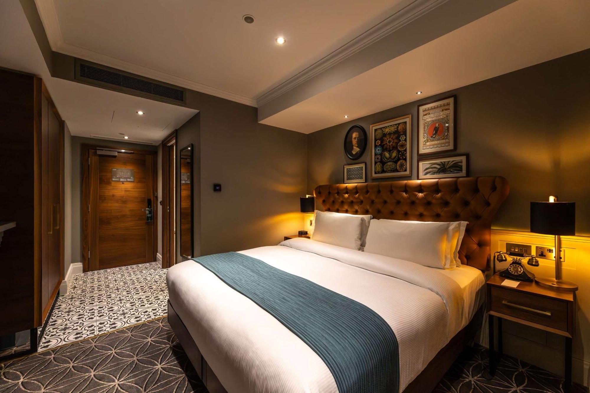100 Queen'S Gate Hotel London, Curio Collection By Hilton Экстерьер фото A bedroom at the hotel