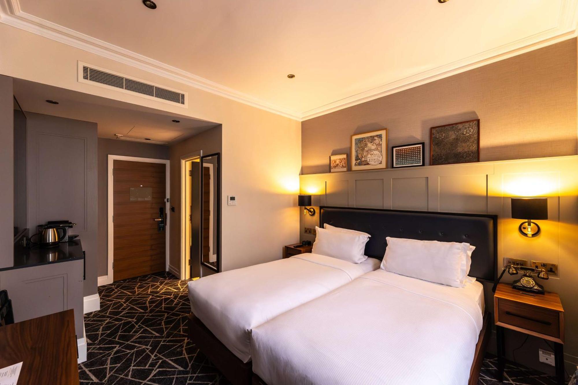 100 Queen'S Gate Hotel London, Curio Collection By Hilton Экстерьер фото A room at the hotel