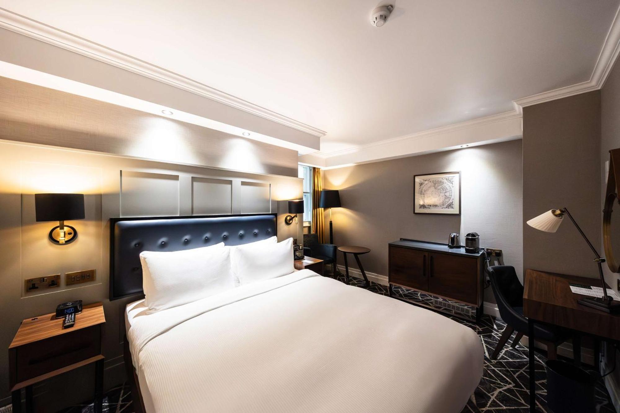 100 Queen'S Gate Hotel London, Curio Collection By Hilton Экстерьер фото A room at the hotel