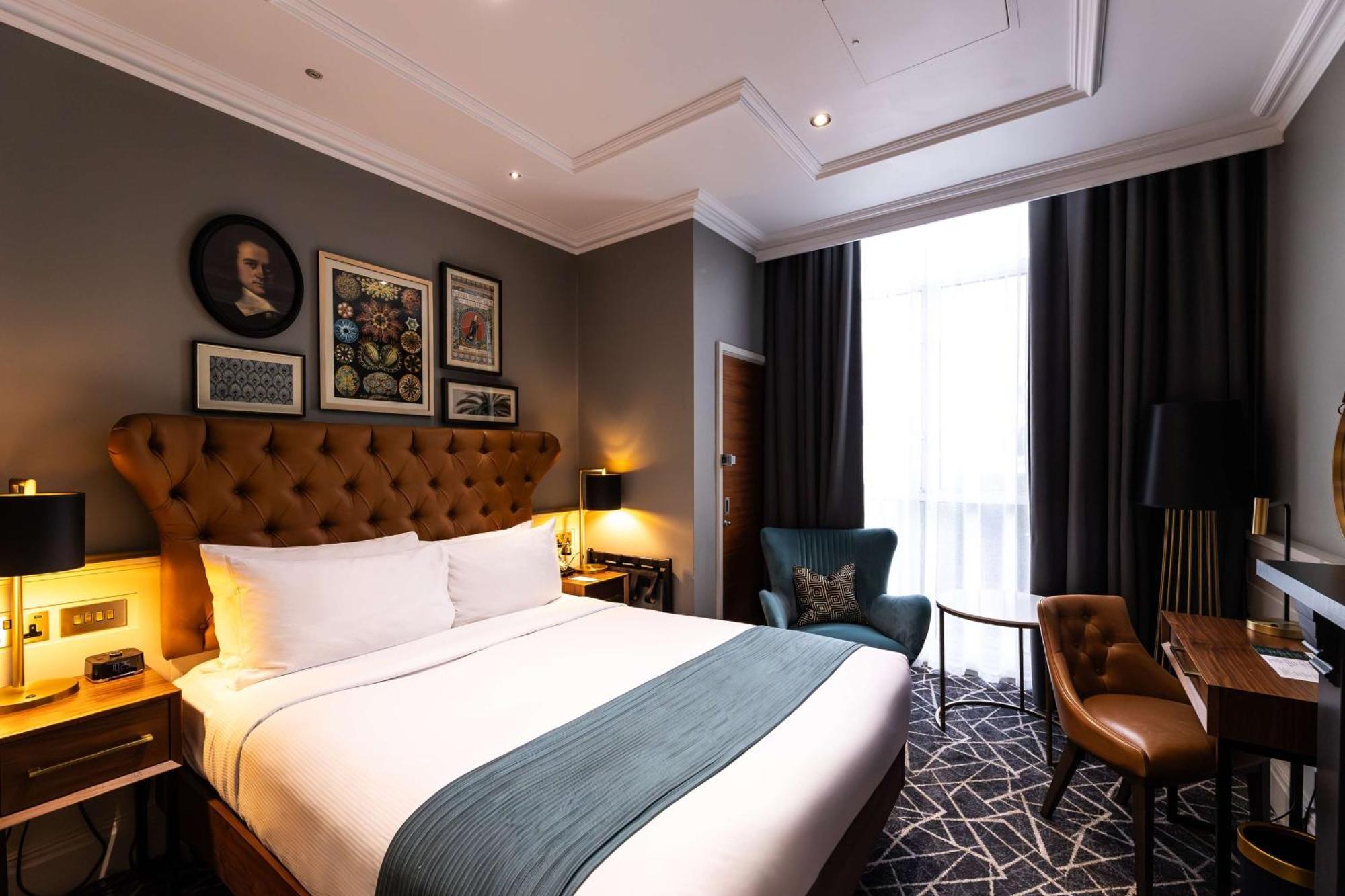 100 Queen'S Gate Hotel London, Curio Collection By Hilton Экстерьер фото A bedroom at the hotel