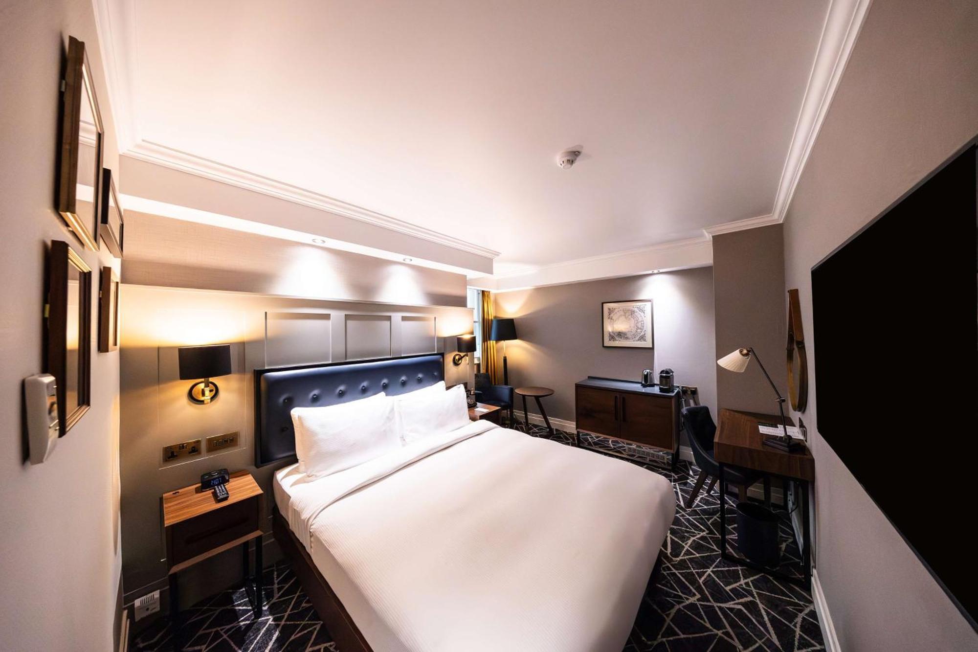 100 Queen'S Gate Hotel London, Curio Collection By Hilton Экстерьер фото A bedroom at the hotel
