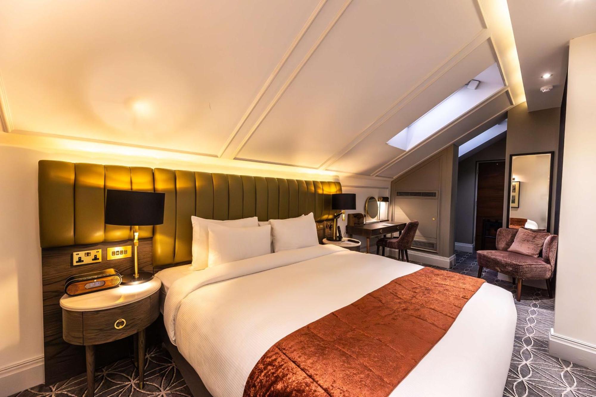 100 Queen'S Gate Hotel London, Curio Collection By Hilton Экстерьер фото A room at the hotel