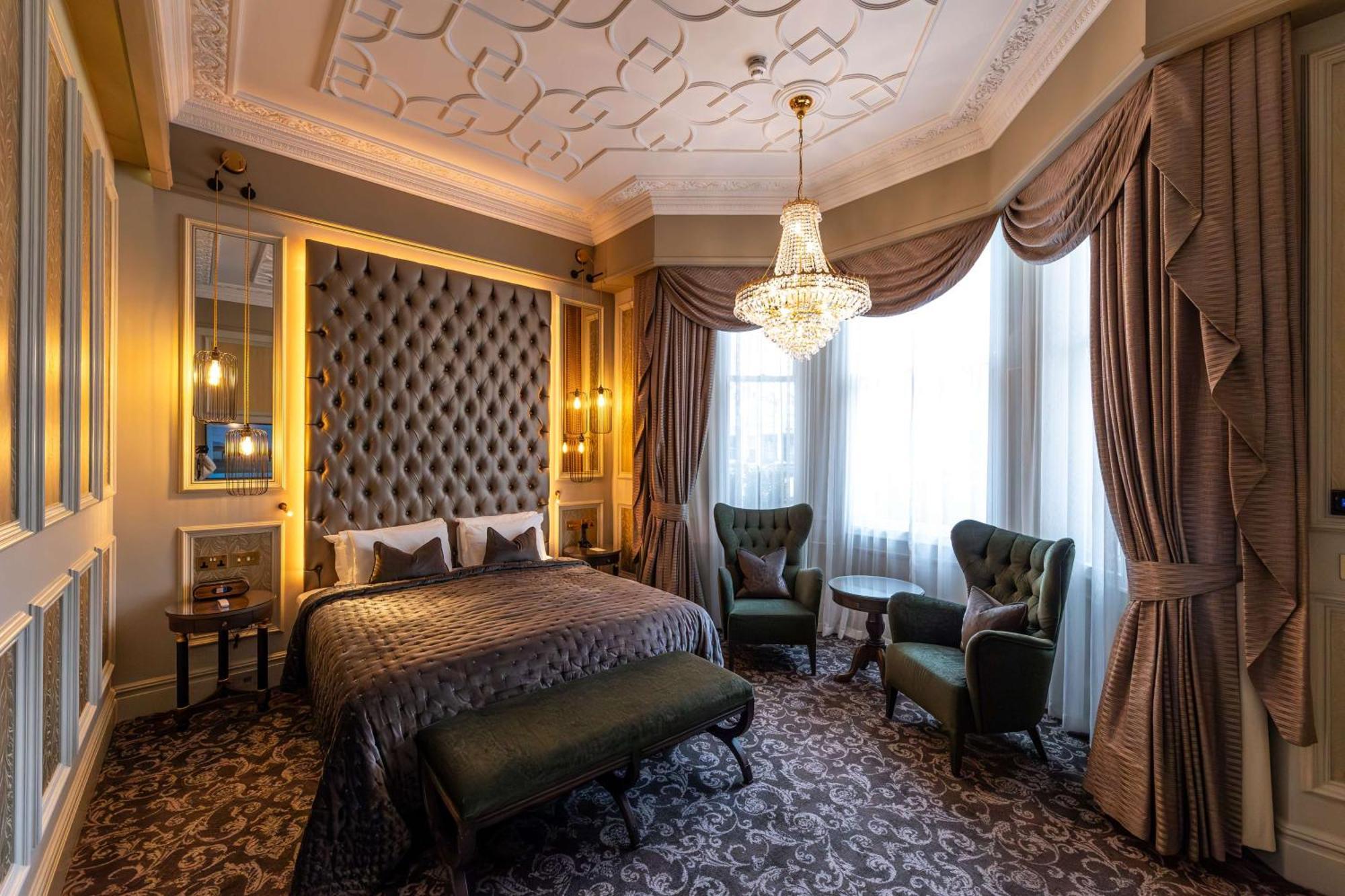 100 Queen'S Gate Hotel London, Curio Collection By Hilton Экстерьер фото A bedroom at the hotel