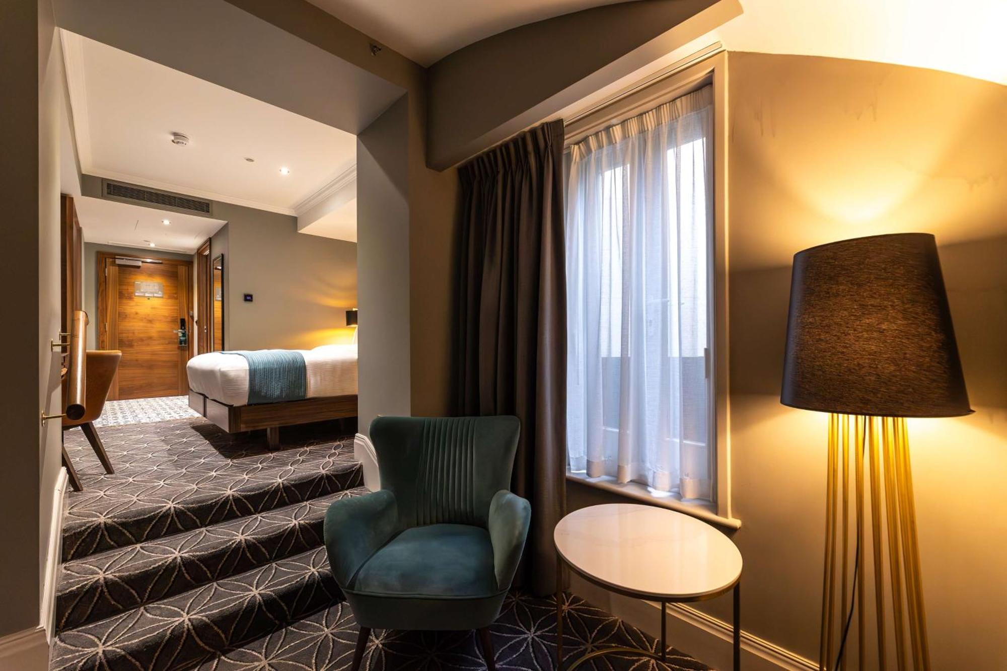 100 Queen'S Gate Hotel London, Curio Collection By Hilton Экстерьер фото A suite at the hotel