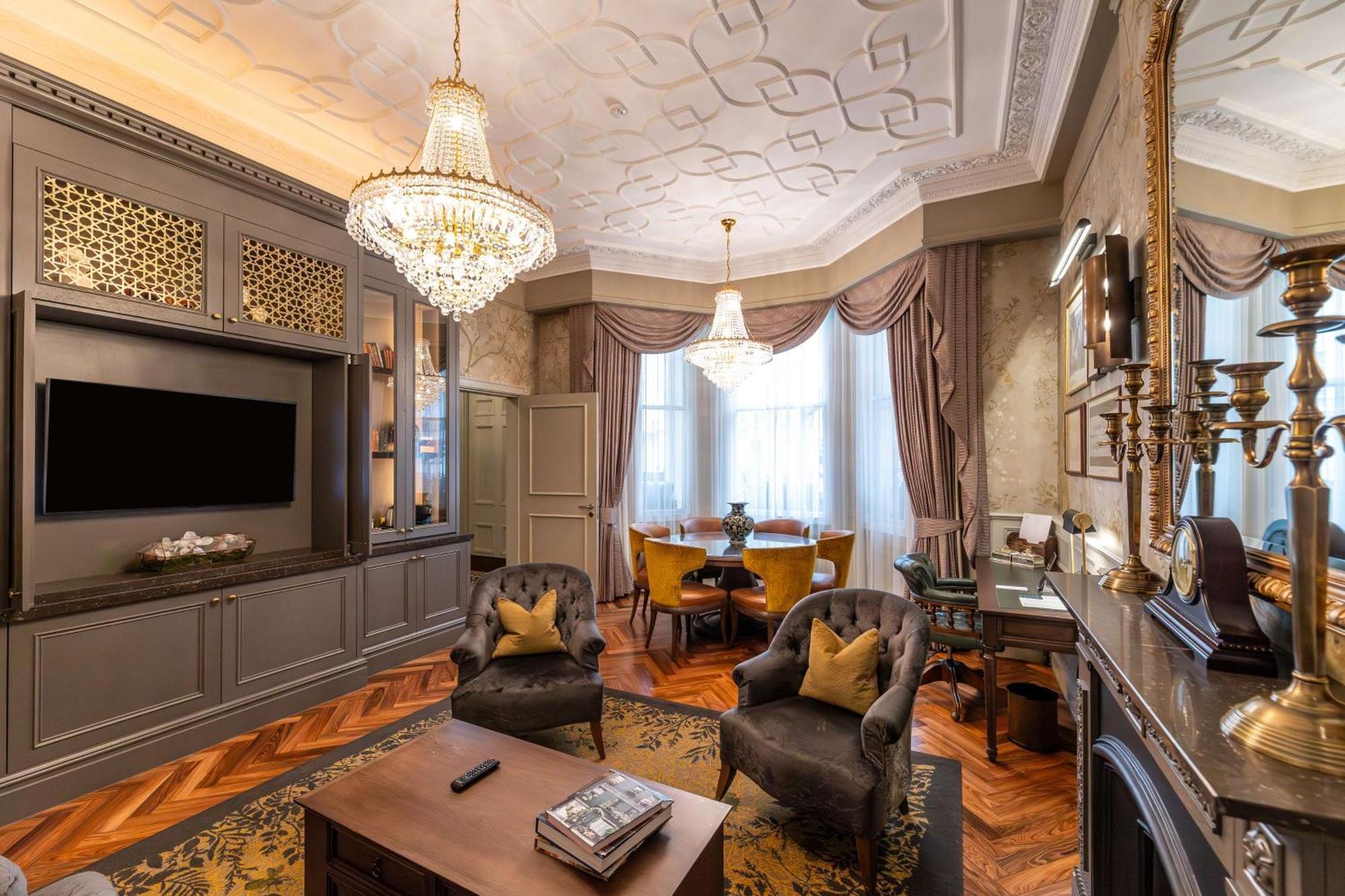100 Queen'S Gate Hotel London, Curio Collection By Hilton Экстерьер фото The living room of a suite at the hotel