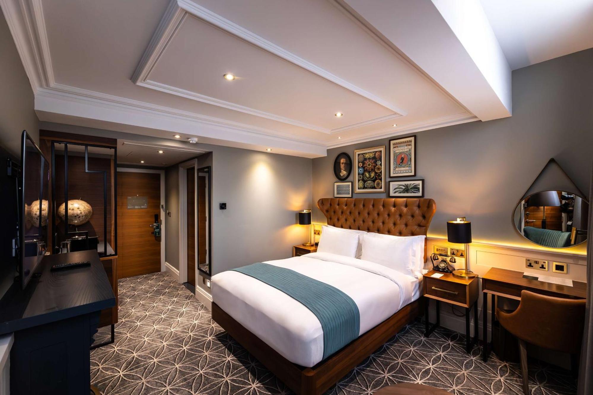 100 Queen'S Gate Hotel London, Curio Collection By Hilton Экстерьер фото A bedroom at the hotel