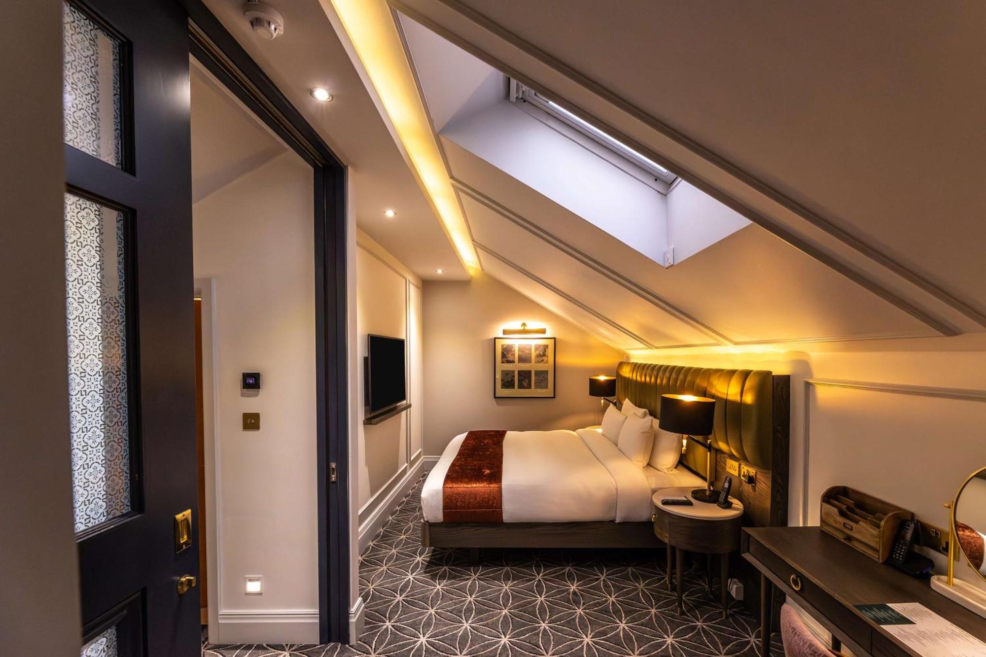 100 Queen'S Gate Hotel London, Curio Collection By Hilton Экстерьер фото A room at the hotel