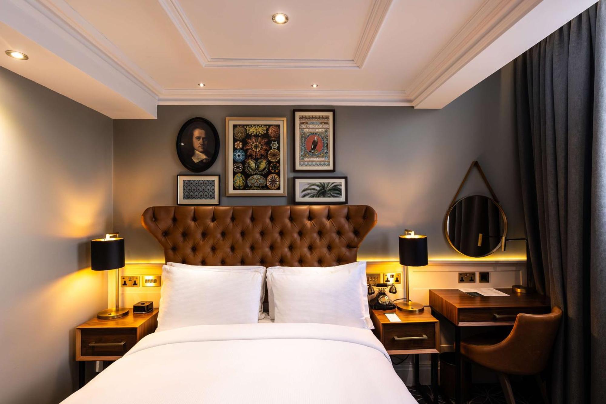 100 Queen'S Gate Hotel London, Curio Collection By Hilton Экстерьер фото A room at the hotel