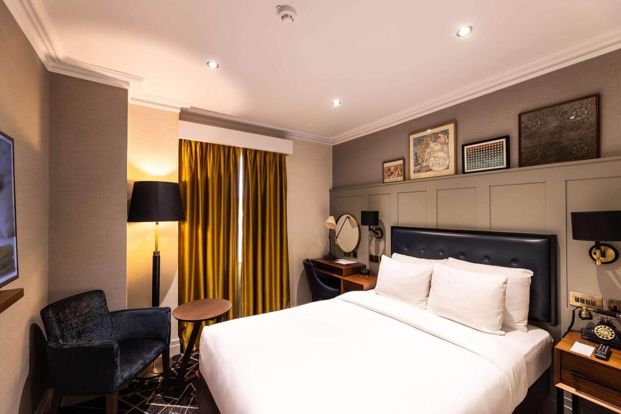 100 Queen'S Gate Hotel London, Curio Collection By Hilton Экстерьер фото A room at the hotel