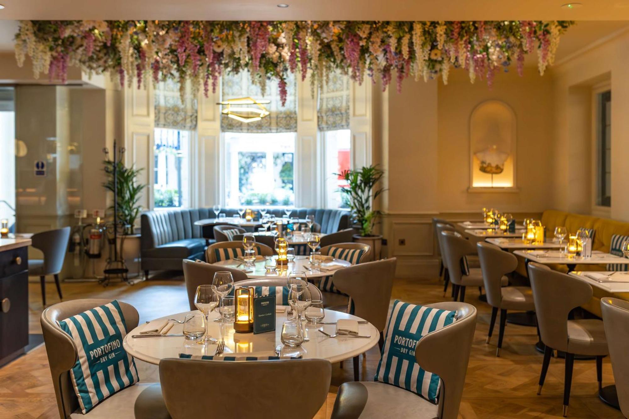 100 Queen'S Gate Hotel London, Curio Collection By Hilton Экстерьер фото The interior of the restaurant