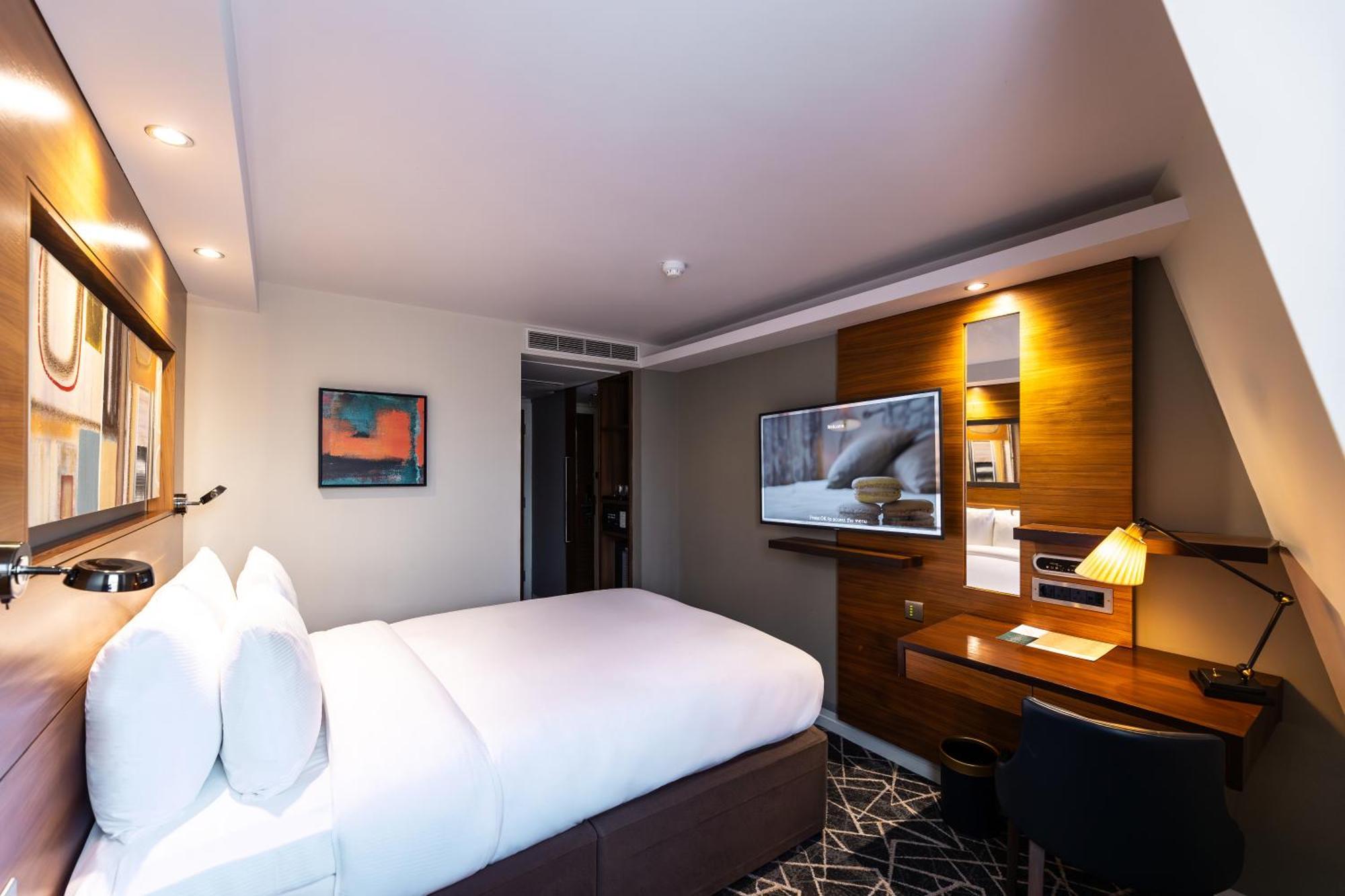 100 Queen'S Gate Hotel London, Curio Collection By Hilton Экстерьер фото A room at the hotel