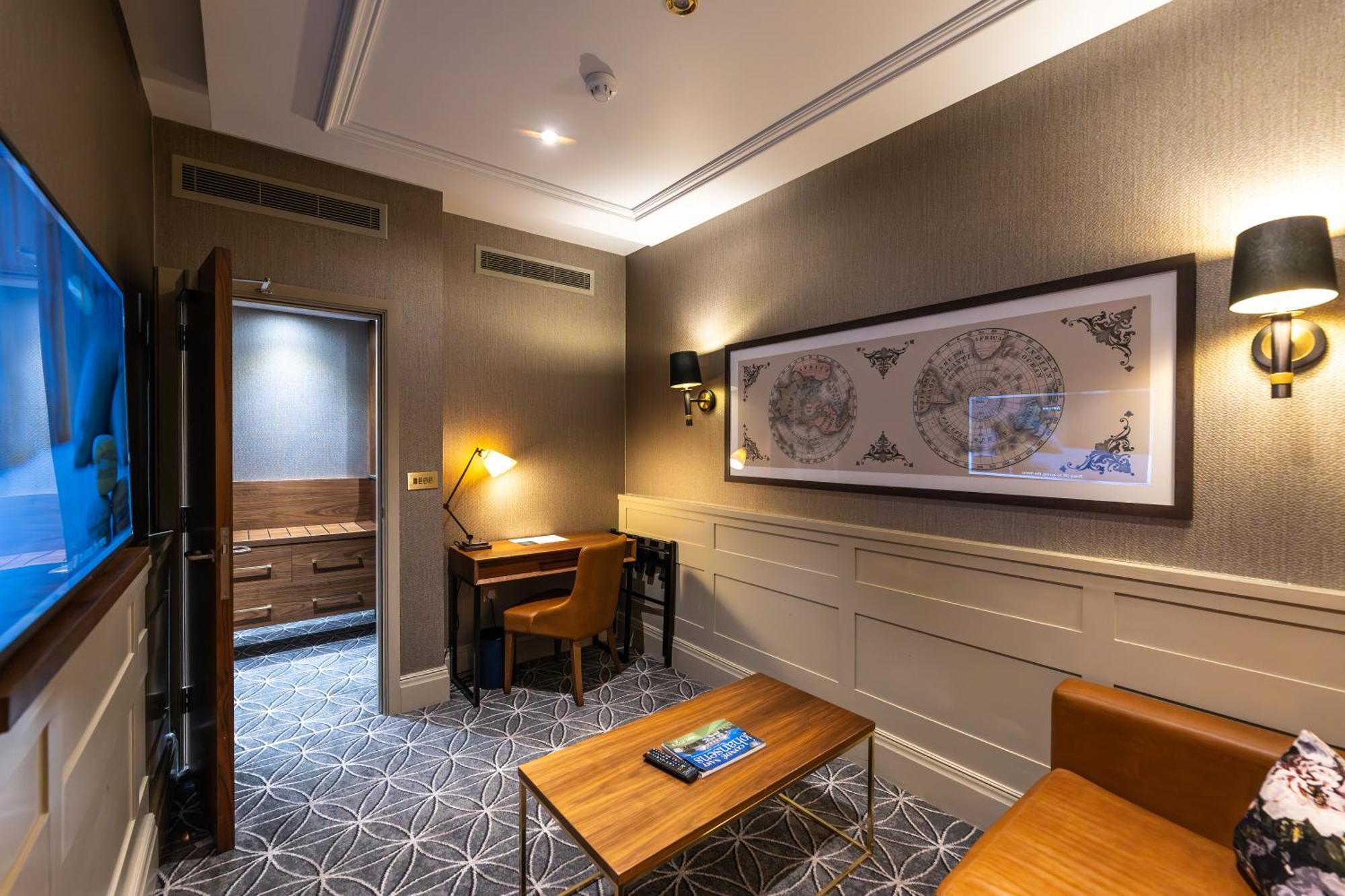 100 Queen'S Gate Hotel London, Curio Collection By Hilton Экстерьер фото A suite at the hotel