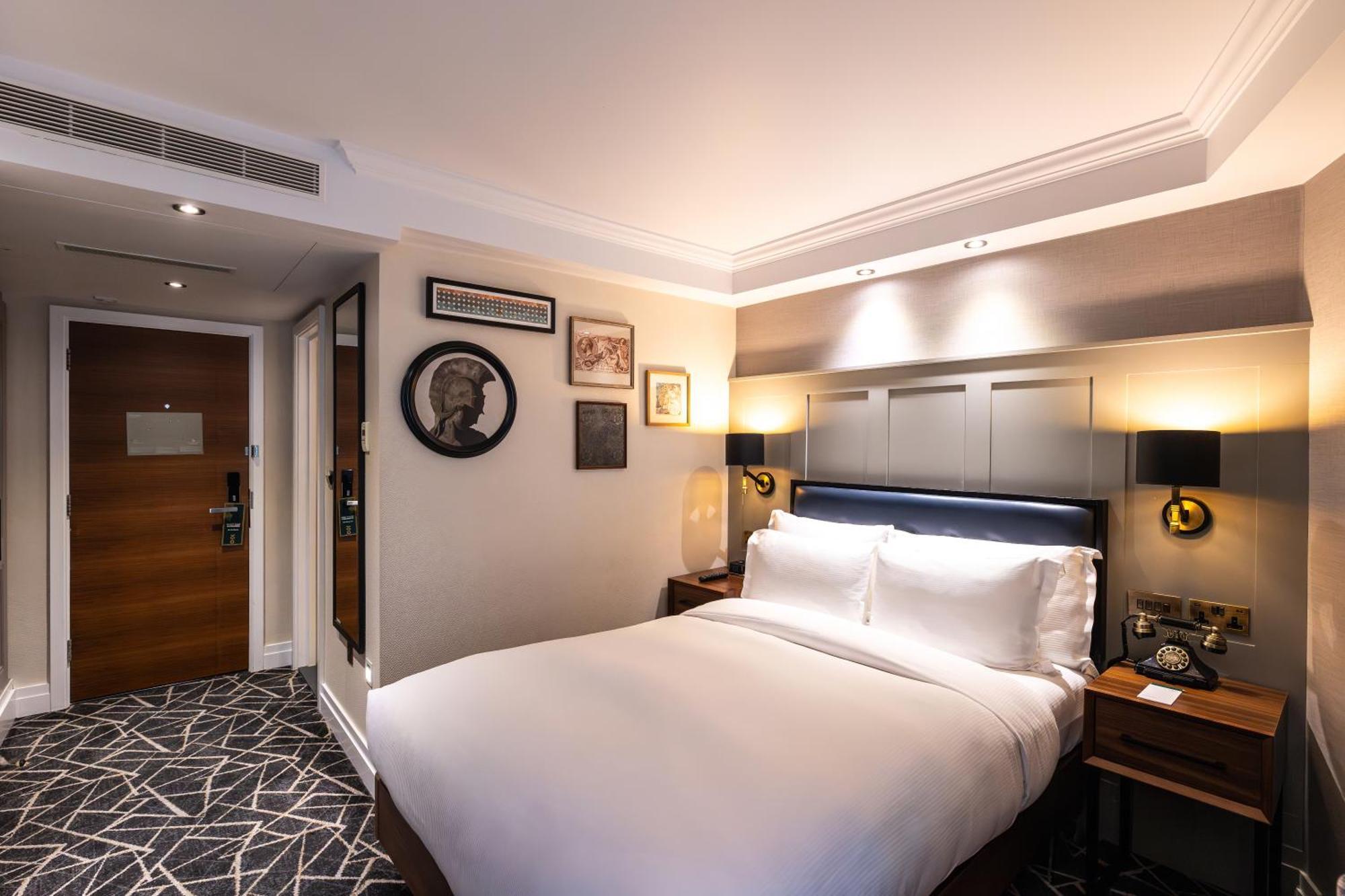 100 Queen'S Gate Hotel London, Curio Collection By Hilton Экстерьер фото A bedroom at the hotel