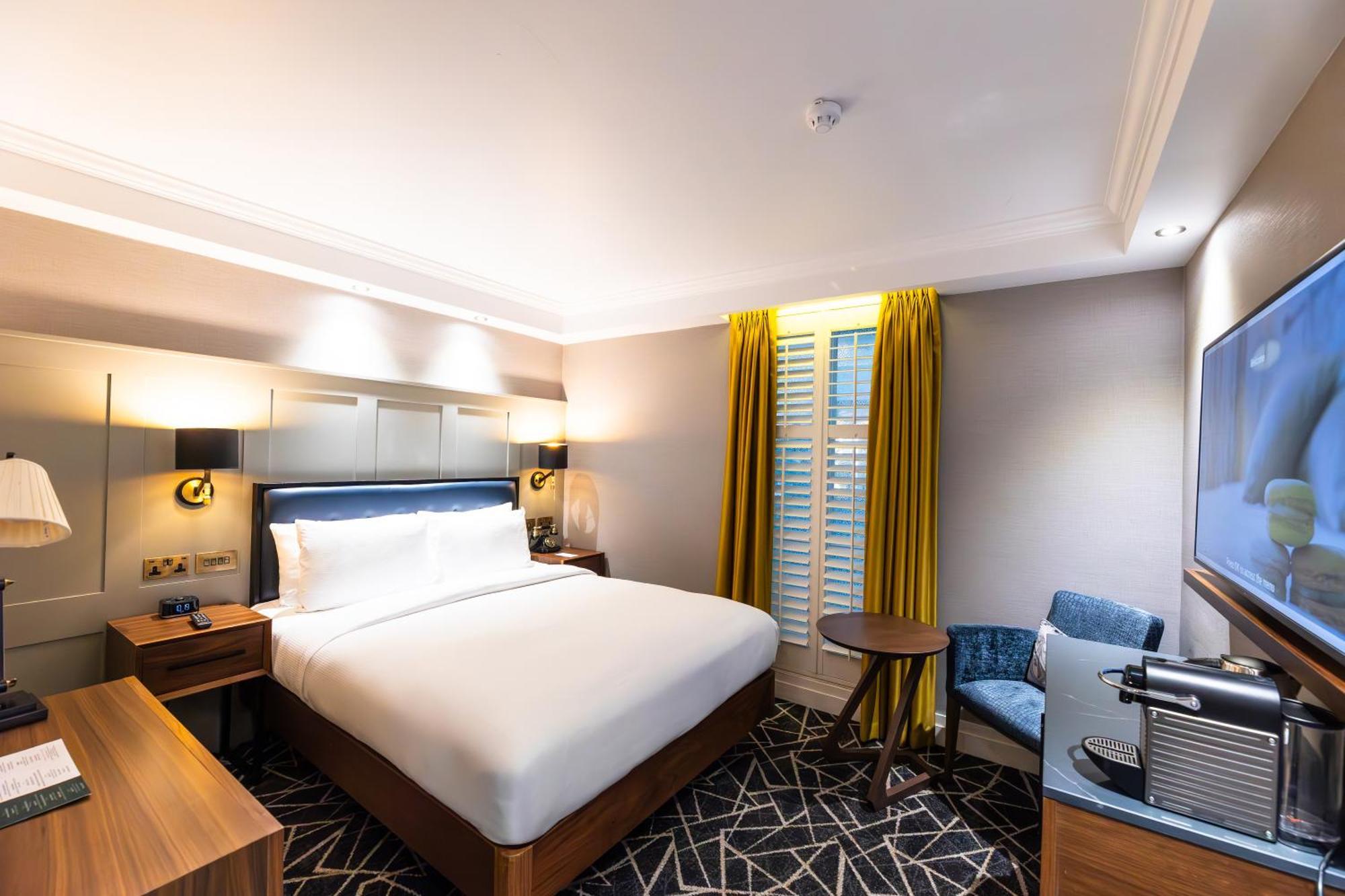 100 Queen'S Gate Hotel London, Curio Collection By Hilton Экстерьер фото A room at the hotel